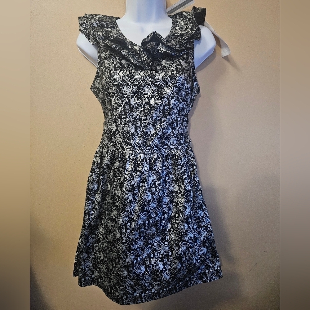 NWT Tulle Women's Size XS Ruffled Neck Dress Metalic Roses Black